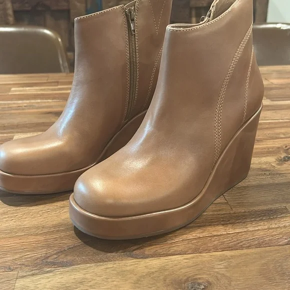Chocolat Blu Tan Leather Wedge Booties size 8 - Picture 3 of 9